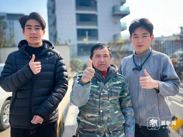 张腾飞（右一）、“贵州子涵”曾信金（右二）等的合影。谢春晖 摄 