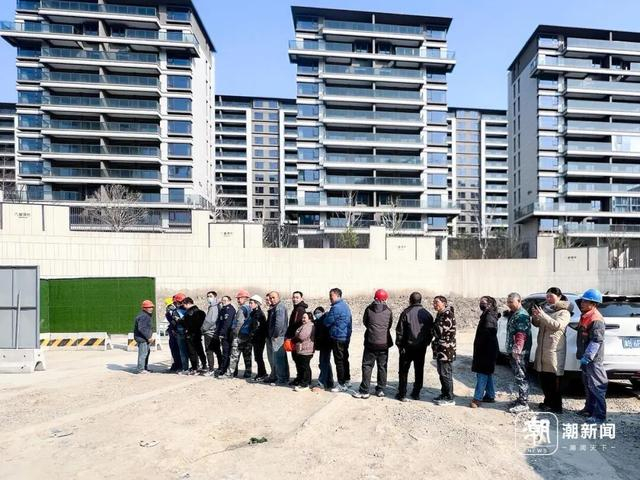 自觉排队买饭的工友们。谢春晖 摄 