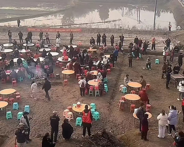 呆呆家千人刨豬宴現(xiàn)場(chǎng)/網(wǎng)絡(luò)截圖