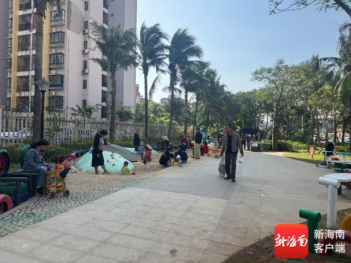 ?？谑姓癜l(fā)園口袋公園游樂設(shè)施齊全。記者 易帆 攝