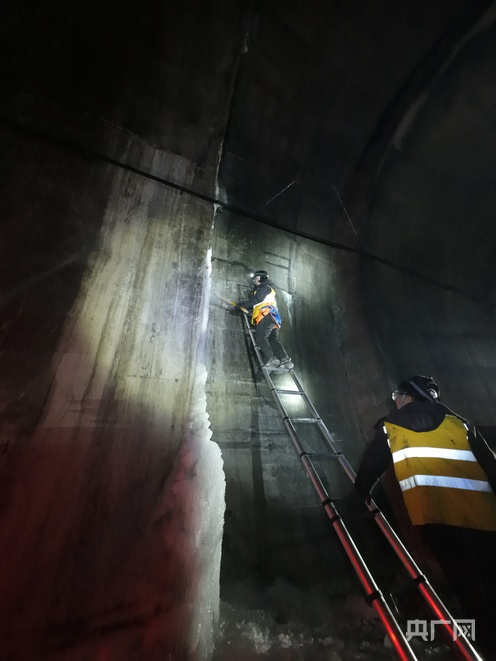 現(xiàn)場除冰作業(yè)（央廣網(wǎng)發(fā) 錫林浩特綜合維修段豐寧北路橋車間供圖）