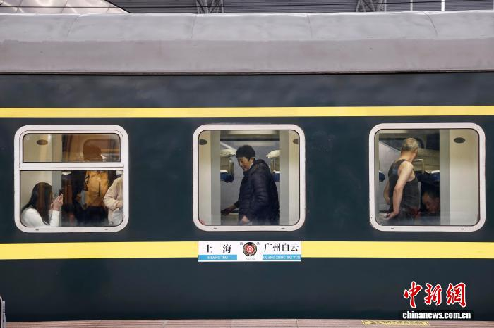 旅客乘坐Z99次列车从铁路上海站出发，前往自己的目的地。中新网记者 殷立勤 摄