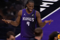 詹姆斯横传球直接塞入蒙克怀中 后者回头轰进45°追身三分！