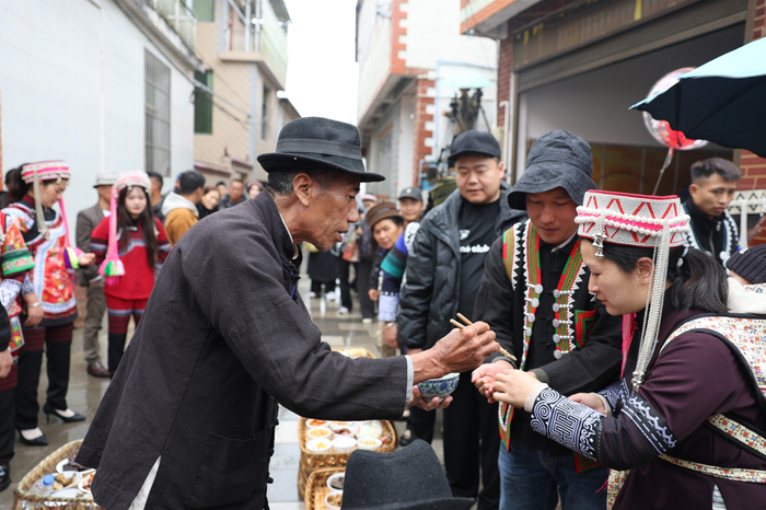 長街宴上的合菜分福儀式?陶旭輝?攝