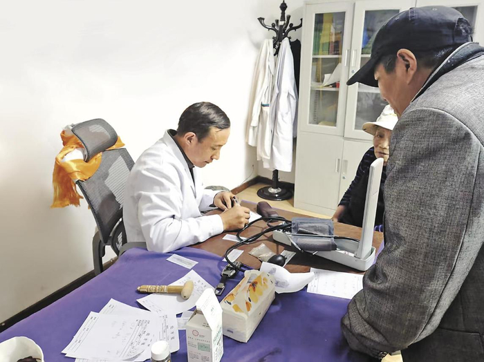 索南更青為患者治病。馬振東 攝