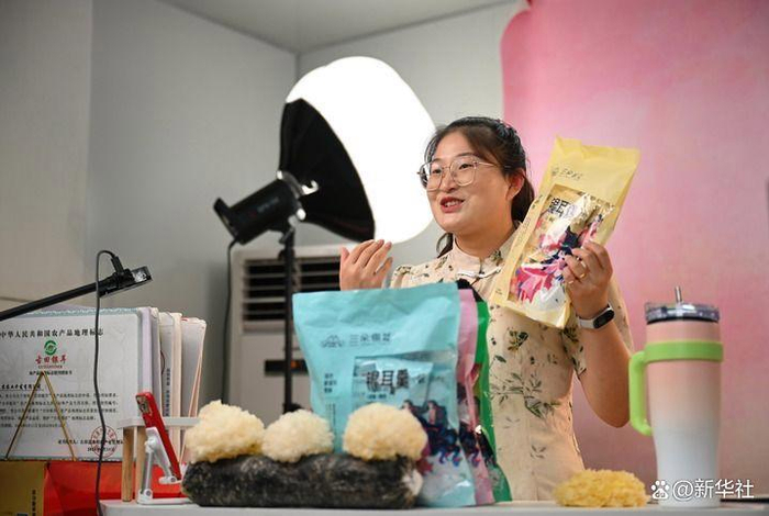 宁德晟农农业开发有限公司员工张倩在直播推介银耳羹产品（2025年7月23日摄）。新华社记者 林善传 摄