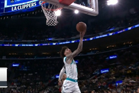 主打一个球风飘逸！三球推进强突一打三 妖娆单手反篮取分