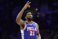 很亏！首节末恩比德造成犯规 猛龙选择挑战但失败了