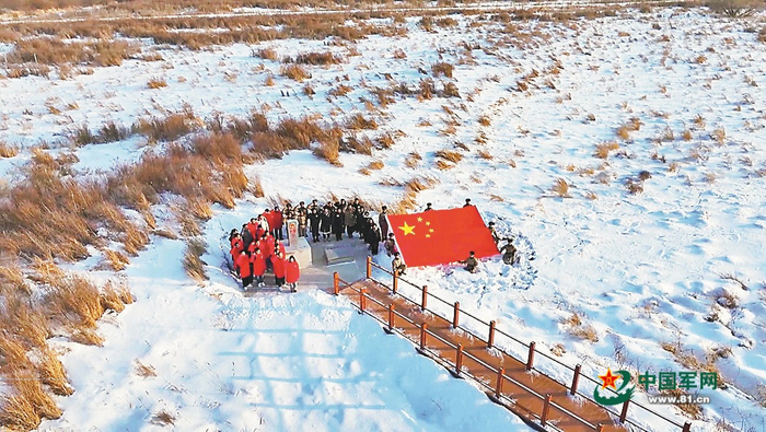 　　师生代表与东极哨所官兵在界碑前宣誓。解放军报记者 刘有权摄