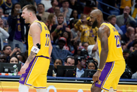 经典百分连线！东契奇推反击及时分球 詹姆斯滑翔上篮赏心悦目