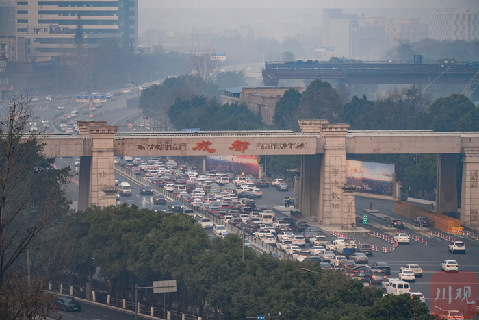 1月13日早高峰，8点30分左右，成都机场高速出城方向原收费站附近，大量车辆汇集出现较长范围的车辆缓行。 赵明 摄