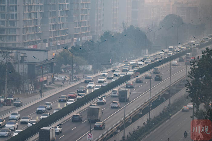 1月13日早高峰，8点30分左右，成都机场高速出城方向车辆明显多于进城方向。 赵明 摄