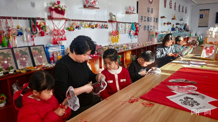 非遺工坊內(nèi)暖意融融（央廣網(wǎng)發(fā) 楊蕊 攝）