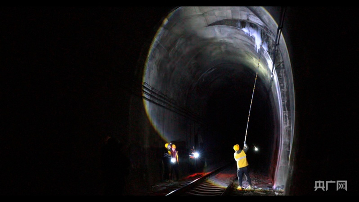 現(xiàn)場除冰作業(yè)（央廣網(wǎng)發(fā) 錫林浩特綜合維修段豐寧北路橋車間供圖）