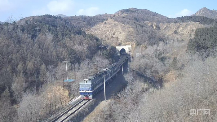 貨運列車從隧道駛出（央廣網(wǎng)發(fā) 錫林浩特綜合維修段豐寧北路橋車間供圖）