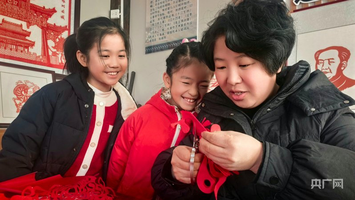 李晶晶給孩子們現(xiàn)場(chǎng)教學(xué)（央廣網(wǎng)發(fā) 楊蕊 攝）