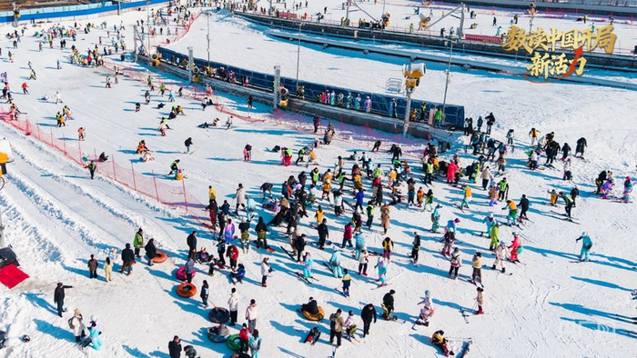 游客盡享冰雪速度與激情（央廣網(wǎng)見習(xí)記者 邢振 攝）