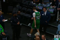 所幸无大碍！弗拉格追防不慎崴脚倒地 自行走回更衣室后重返赛场