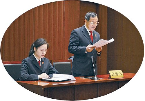 检察官出庭支持公诉。