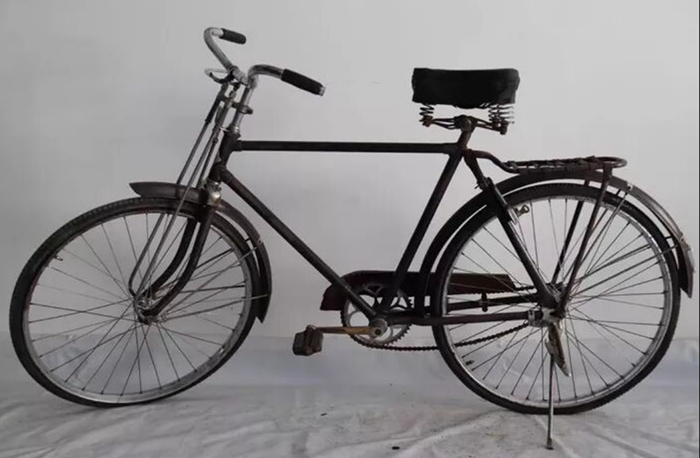 　　“紅星”牌自行車車標(biāo)和自行車 資料圖片