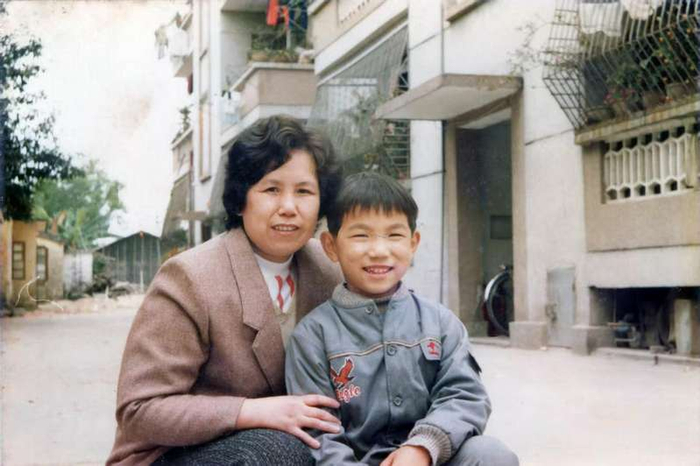 1989年春節(jié)，黃海樂9歲時，與母親的合影。受訪者供圖