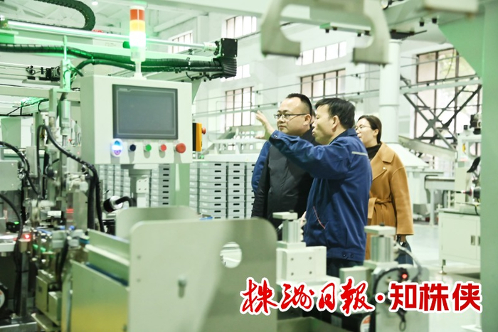 劉亮（左）在企業(yè)調(diào)研。通訊員 供圖