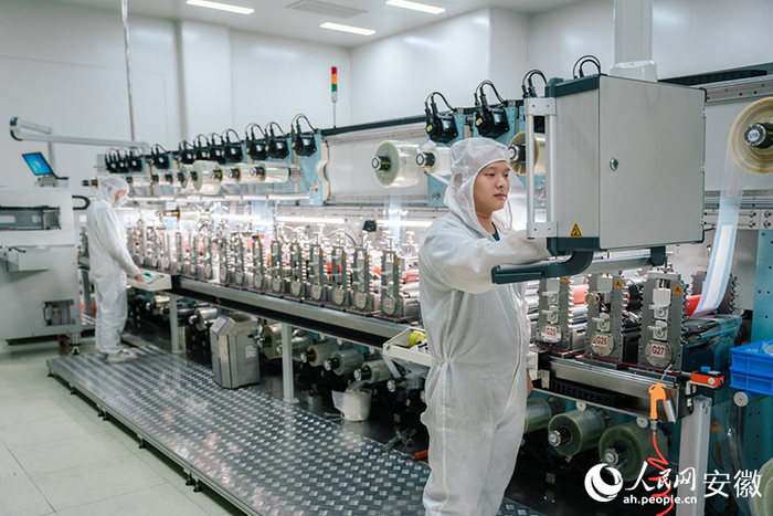 安徽明天氫能科技股份有限公司膜電極制備潔凈室車間。人民網(wǎng)記者 周坤攝