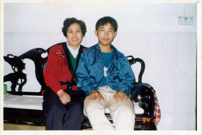 1994年春節(jié)黃海樂和母親的合影，這是黃海樂失去父親后過的第一個春節(jié)。受訪者供圖