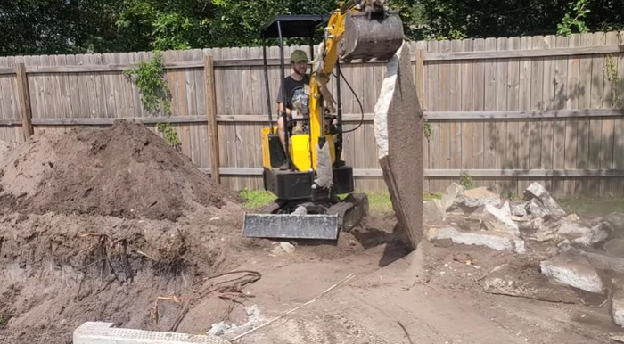 微型挖掘机工作