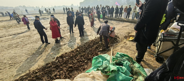 ▲13日，“呆呆”家门口田土正在翻新 张杨 摄