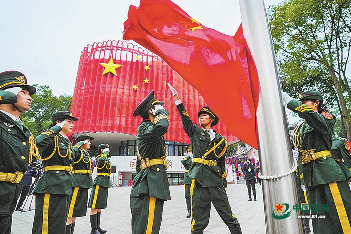 　　1月1日，温州大学国旗护卫队队员在国旗教育馆参加升旗仪式。孙 凛摄