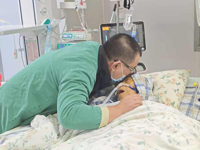 1月2日，母親病情惡化時，黃海樂親吻她的額頭，希望傳遞愛的力量。受訪者供圖