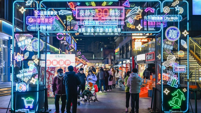 1月7日在上海市靜安區(qū)吳江路拍攝的夜間市集現(xiàn)場(chǎng)。新華社記者 陳浩明 攝