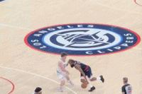 跳得真高！哈登突破克尼佩尔篮下抛投 迪亚巴特送出大帽