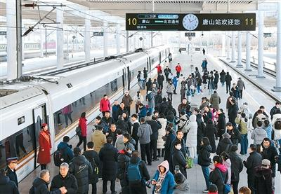 近日，北京通州站正式投用，环京1小时通勤圈初具规模。图为首发列车抵达唐山站。