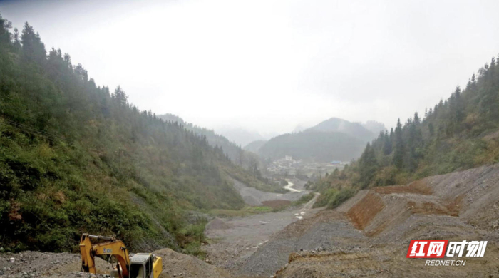 整治前的花垣縣貓兒鄉(xiāng)洞里村后山。資料圖