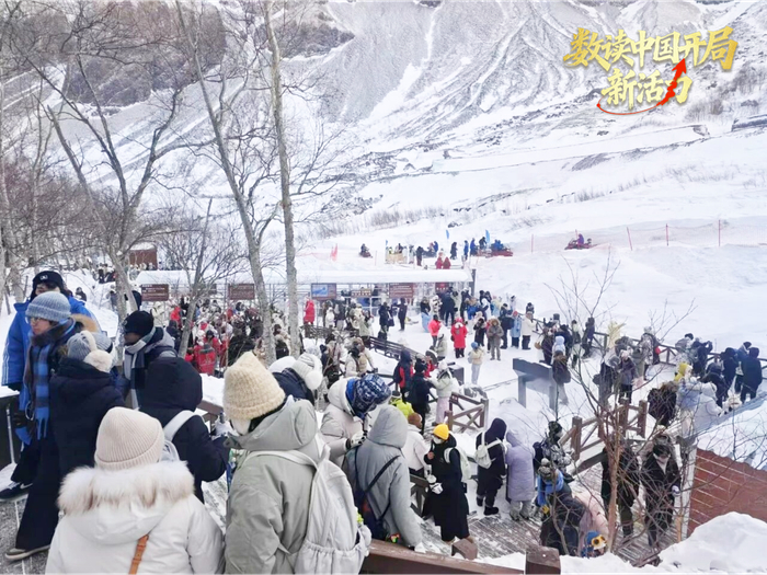 吉林省各大滑雪場排起了長隊（央廣網(wǎng)發(fā) 陳領之 攝）