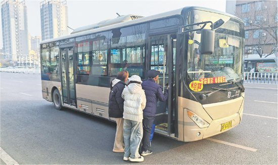 市民在聊城城区搭乘免费公交。（记者 张稳 张旭 侯晓 报道）