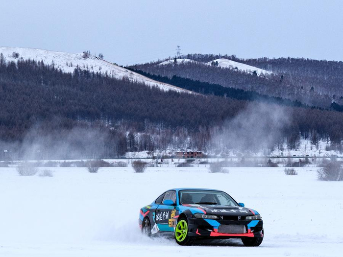 1月8日，在內(nèi)蒙古呼倫貝爾市牙克石市冰途專業(yè)汽車測試基地，牙克馭寒車手駕駛車輛在冰面上漂移。熱引擎新華社記者 馬金瑞 攝