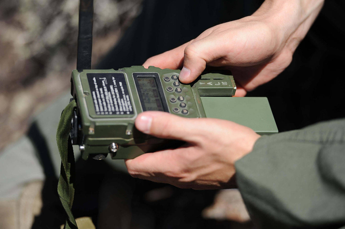 ������ͼ��ͨ�ö�����˾HOOK2��AN/PRC-112G��ս��������̨���ݳ�̨��F-16����Ա�䱸�ľ��Ǹ��;�����̨