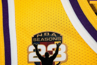 湖人官推晒詹姆斯纪念补丁球衣：史上首位征战23个赛季的球员