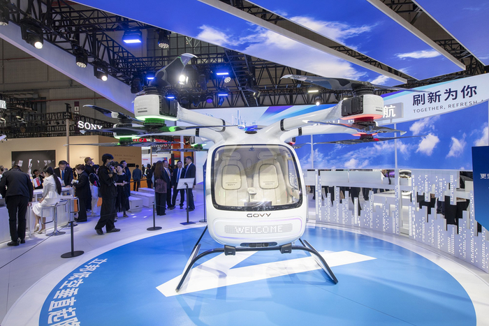 2025年11月7日，第八屆中國國際進口博覽會技術(shù)裝備展上，低空經(jīng)濟（直升機）展區(qū)