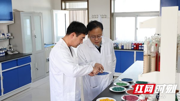 楊沙（右）仔細檢查產(chǎn)品情況。