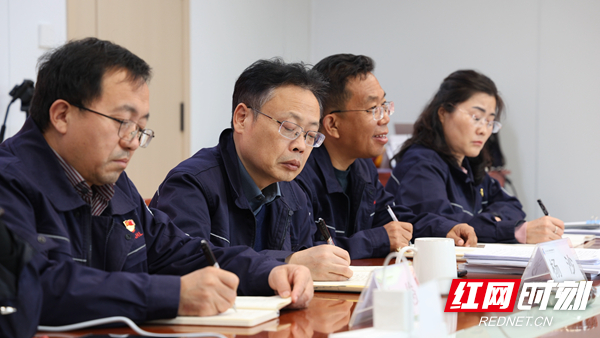 楊沙（左二）堅持用科技創(chuàng)新打破技術(shù)壁壘。