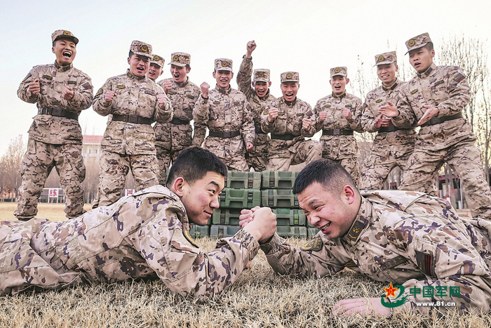 　　武警河北总队衡水支队某中队训练间隙组织活动，官兵们鼓劲喝彩。彭晨 摄