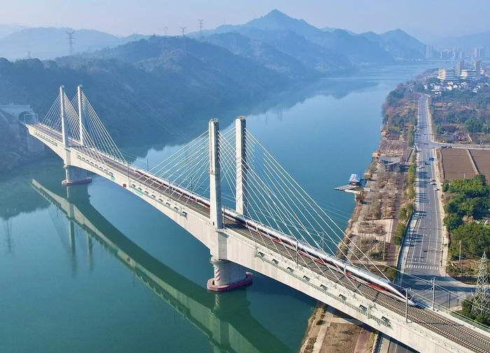 △2025年12月26日，杭衢高铁首趟始发列车C3132次复兴号动车组经过新安江特大桥。