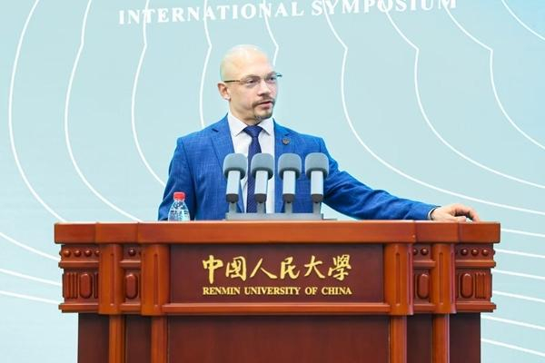 　　1月9日，俄羅斯?jié)h學(xué)家漢伊理在青年漢學(xué)家與中外文明互鑒國際研討會上演講。結(jié)伴主辦方供圖