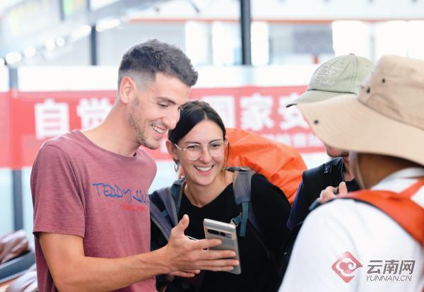 磨憨鐵路口岸出境游客 楊紫軒 攝