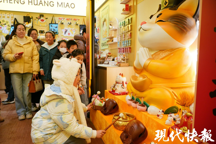 孩子們與“城隍喵”互動