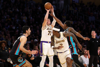 继续收割纪录！东契奇单赛季100记三分仅用31场 湖人队史最快